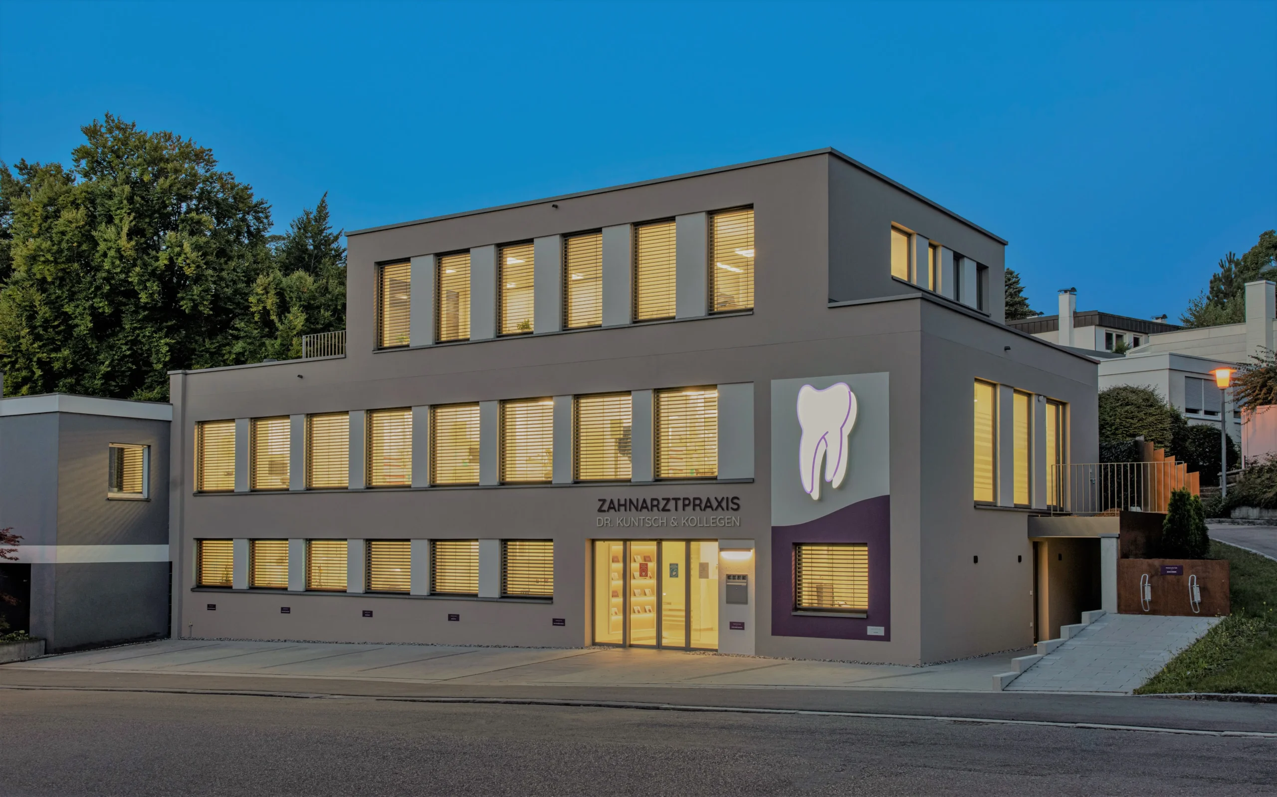 F64_Praxis-Dr-Kuntsch_Aussenansicht-01_Joern-Blohm (3) (1) (1)
